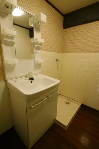 洗面設備　明るい洗面所です