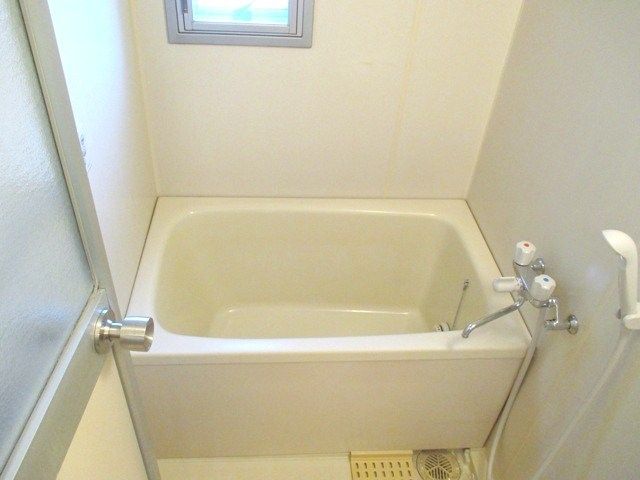 バス・シャワールーム　★シャワー、窓付き★