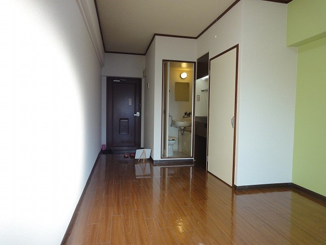 居室・リビング　別号室参考写真です