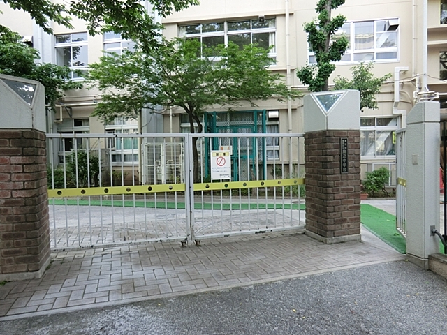 中学校　豊島区立駒込中学校（中学校）まで689m