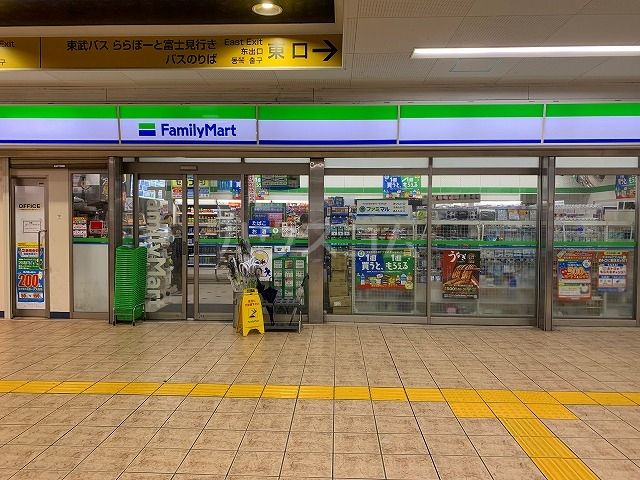 コンビニ　ファミリーマート 鶴瀬駅店（コンビニ）まで494m