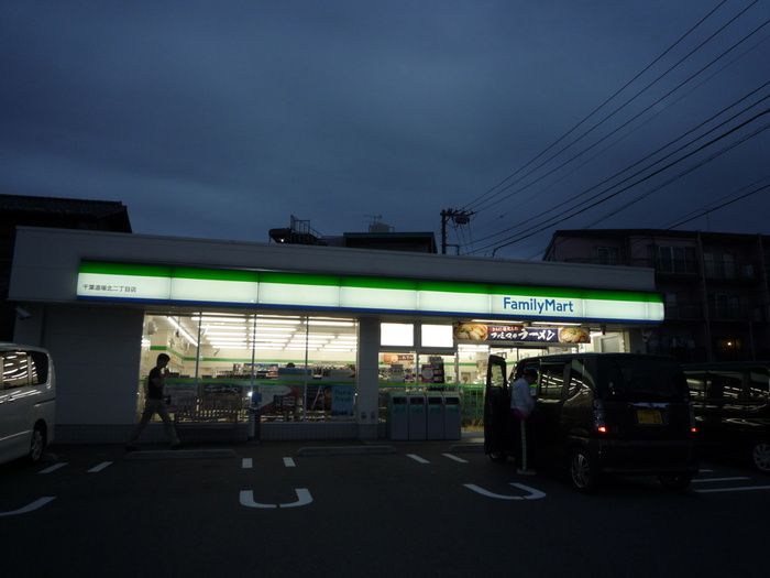 コンビニ　ファミリーマート（コンビニ）まで350m