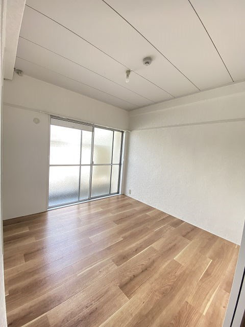 その他部屋・スペース　落ち着いた色調の寝室です