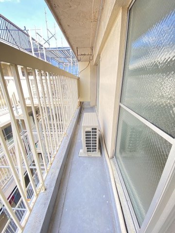 バルコニー　開放的で明るい空間を演出してくれるバルコニーです