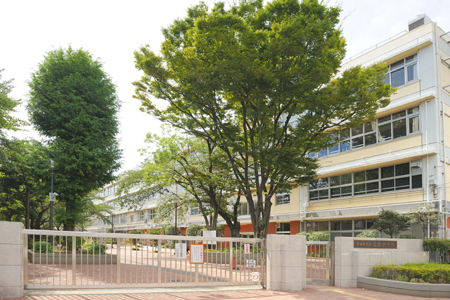 中学校　世田谷区立三宿中学校（中学校）まで81m