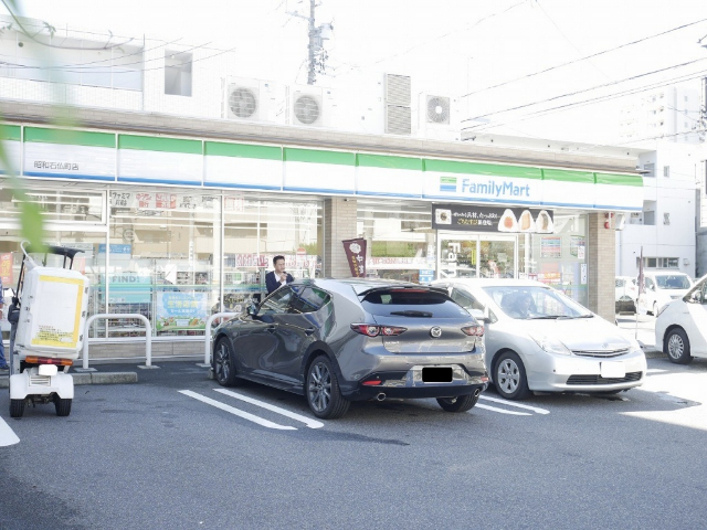 コンビニ　ファミリーマート昭和石仏町店（コンビニ）まで277m