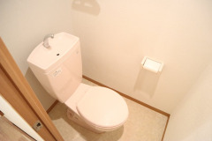 トイレ　別号室の写真です。ご参考までに