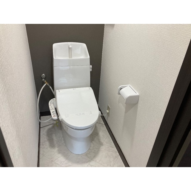 トイレ　落ち着いた色調のトイレです