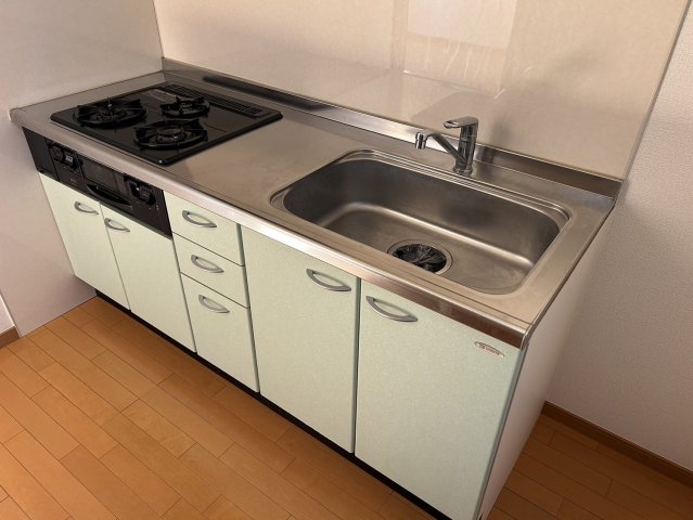 キッチン　三口コンロ