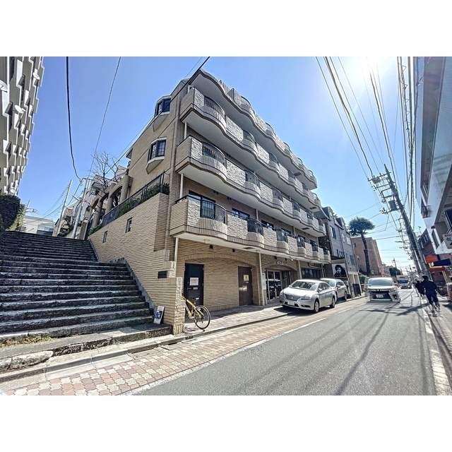 建物外観　２階から住居階です！