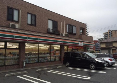 コンビニ　セブンイレブン 鳩ケ谷里店（コンビニ）まで135m