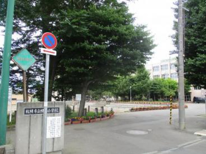 小学校　札幌市立幌南小学校（小学校）まで69m