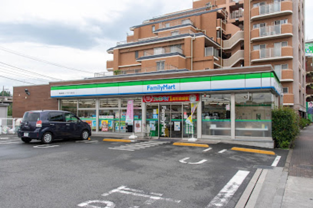 コンビニ　ファミリーマート秀栄多摩ニュータウン通り店（コンビニ）まで324m