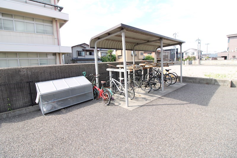 その他共有部分　敷地内に駐輪場とゴミ捨て場があります！