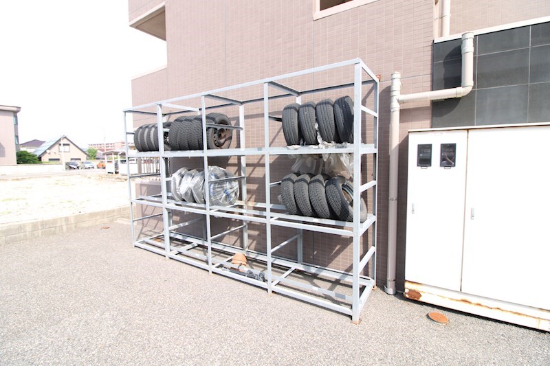 その他　タイヤ置き場
