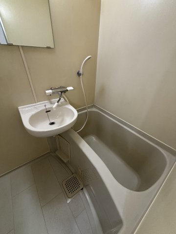 バス・シャワールーム　※別部屋参考画像です。