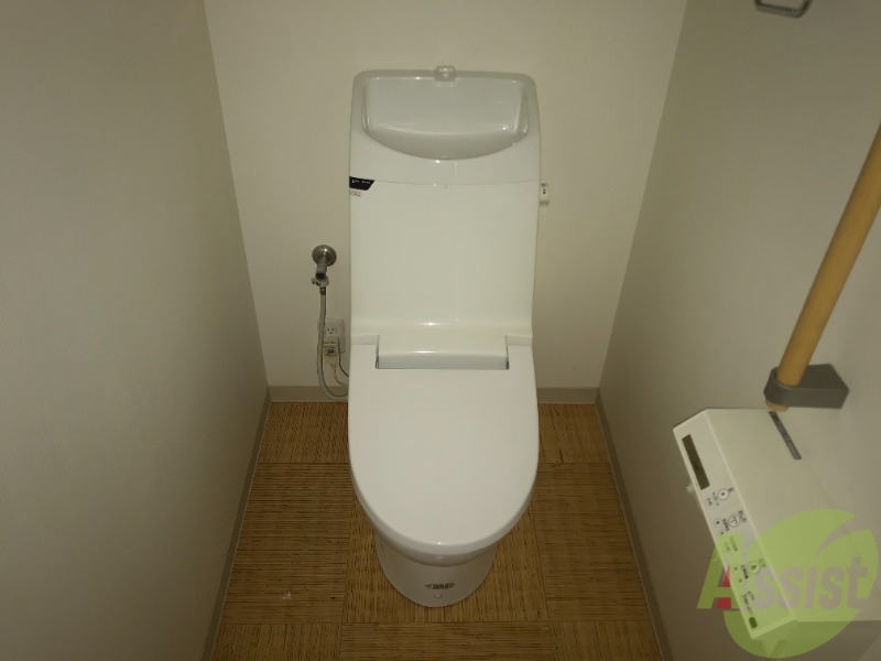 トイレ　ウォシュレット操作パネルはトイレットペーパー上にあります。