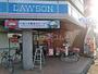 コンビニ　ローソン 足立六町駅前店（コンビニ）まで857m