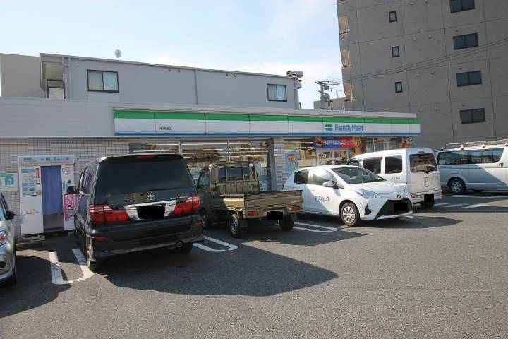 コンビニ　ファミリーマート（コンビニ）まで186m