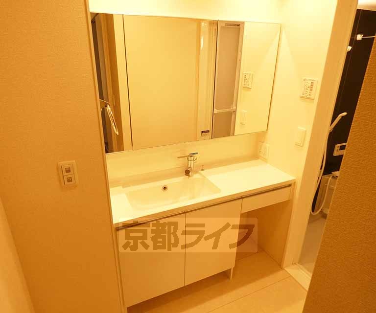 洗面設備　大きな洗面台です。