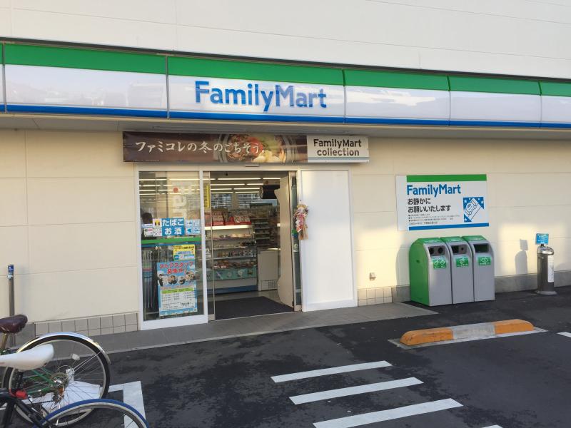 コンビニ　ファミリーマート 下馬駒沢通り店（コンビニ）まで400m