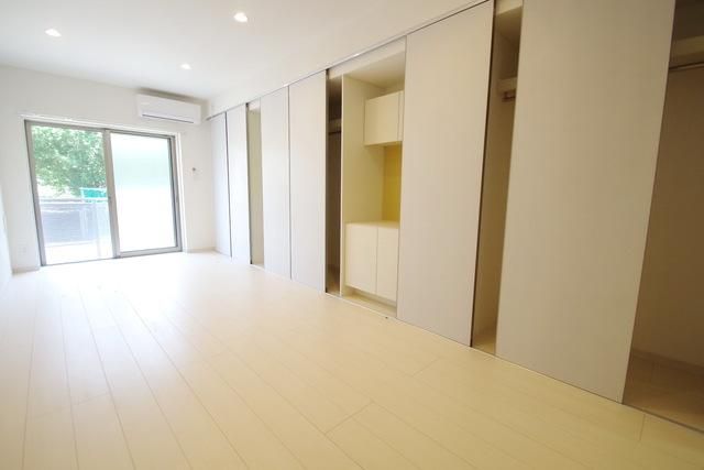 居室・リビング　★壁がほぼ一面収納となっているお部屋です★