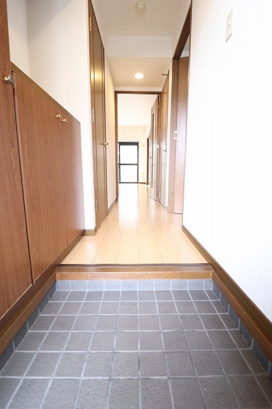 玄関　退去前の為別部屋写真