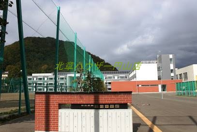 中学校　札幌市立啓明中学校（中学校）まで1077m