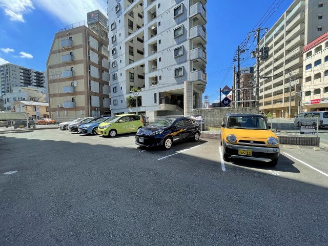 駐車場　駐車場があるので、車を買う予定の方も安心です
