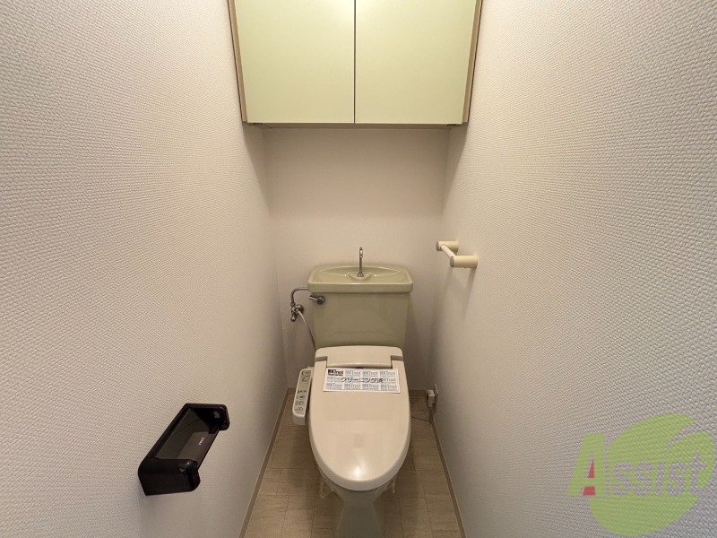 トイレ　トイレはウォシュレット付きで、上には棚がございます。