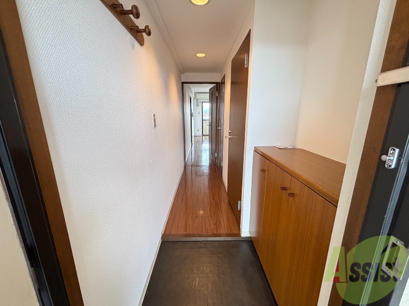 玄関　玄関からの様子です。すぐ部屋が見えないのは安心ですね。