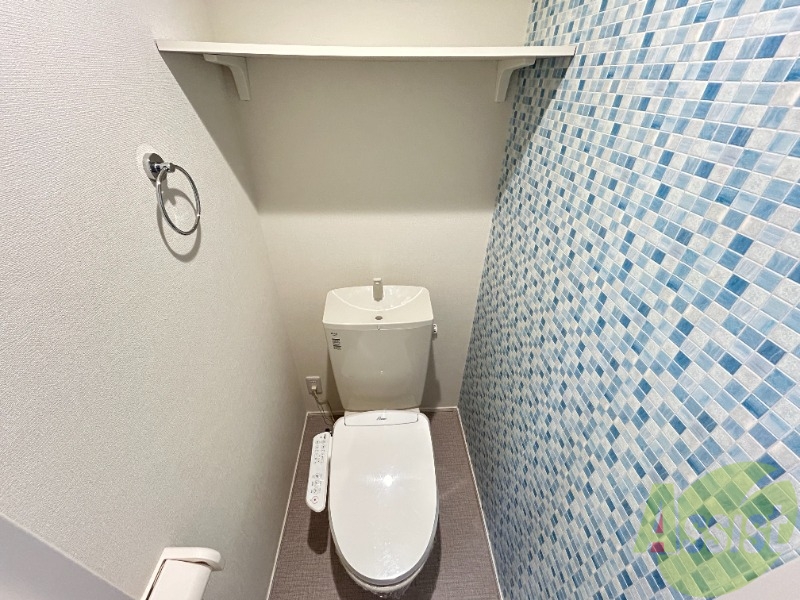 トイレ　トイレ内の青い壁紙は、洋室との統一感がありましね。
