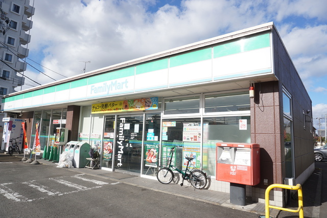 コンビニ　ファミリーマート仙台三百人町店（コンビニ）まで550m