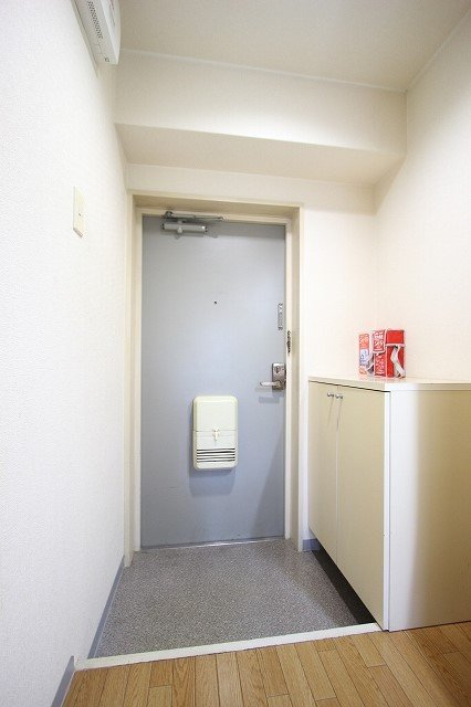 玄関　同物件別号室のものです。