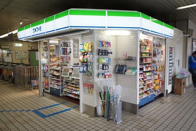 コンビニ　ファミリーマート近鉄大久保駅店（コンビニ）まで372m