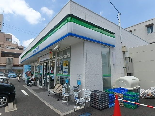 コンビニ　ファミリーマートみのり台駅前（コンビニ）まで240m