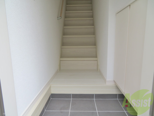 玄関　玄関からは、すぐにお部屋が見えないので安心ですね。