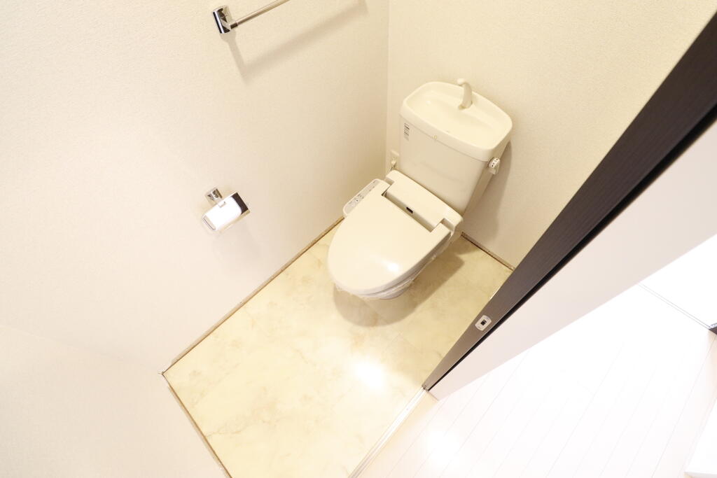 トイレ　温水洗浄便座付きトイレです♪