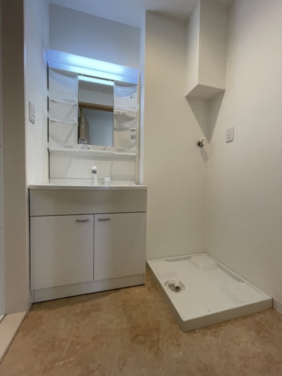 洗面設備　内装は別部屋の参考写真です。