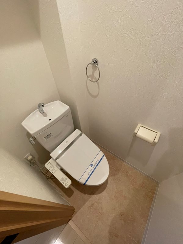 トイレ　内装は別部屋の参考写真です。