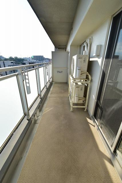 バルコニー　※写真は別のお部屋になります。　広くて開放感のあるバルコニー