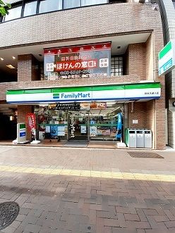 コンビニ　ファミリーマート四谷大通り店（コンビニ）まで121m