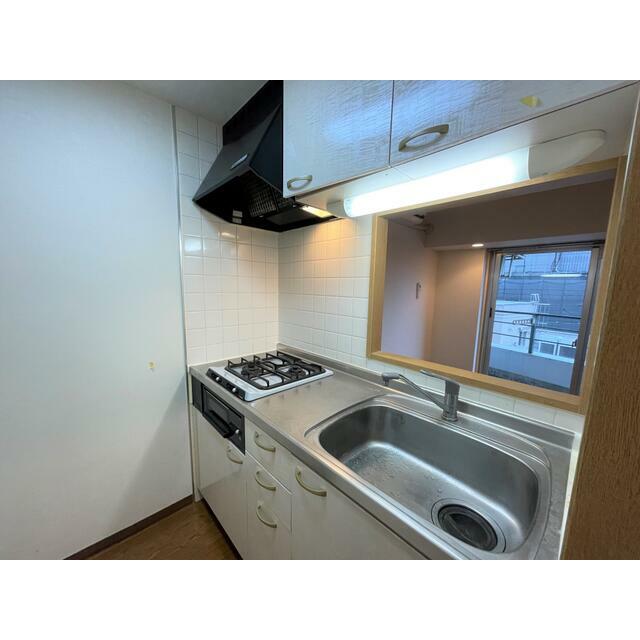 キッチン　※同タイプ別室参考写真※　カウンター付きのシステムキッチンを