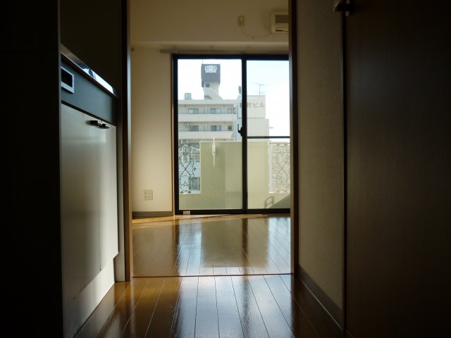 居室・リビング　落ち着いた色合いの床材を使用した居住空間