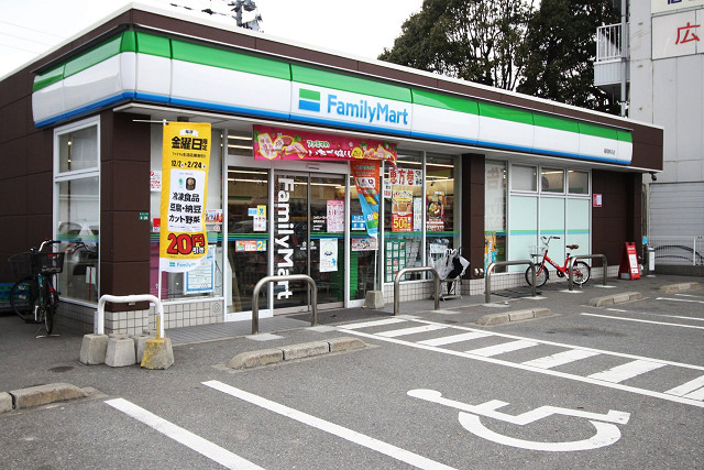 コンビニ　ファミリーマート福岡東浜店（コンビニ）まで156m