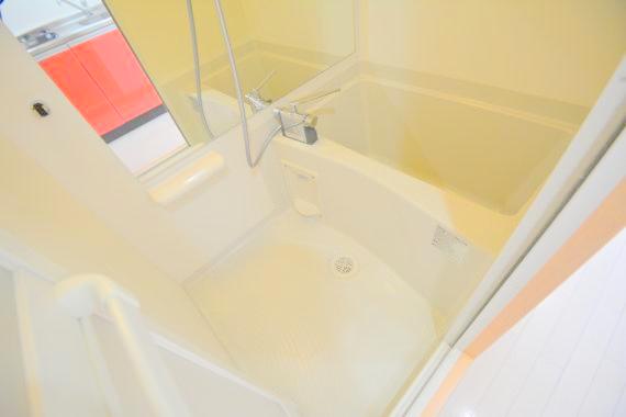 バス・シャワールーム　バスルームはトイレと別々で、広々としていますよ。