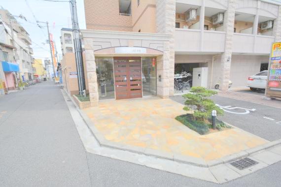 エントランス　オシャレなエントランスは安心のオートロック付きです。