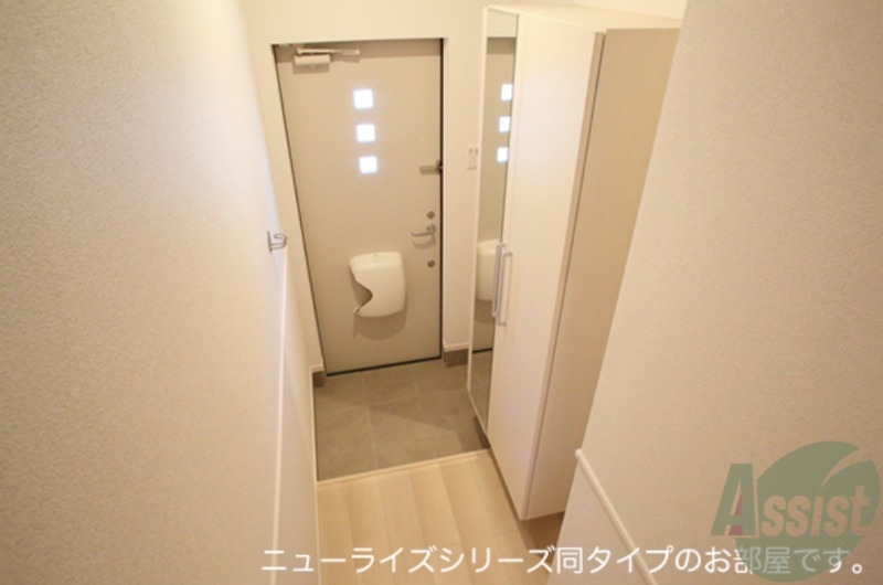 玄関　建築中の同タイプのお写真を使用しております。