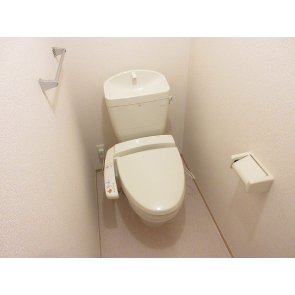 トイレ　ウォシュレット付き。