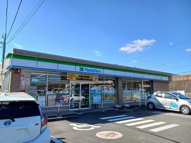 コンビニ　ファミリーマート富士松岡店（コンビニ）まで400m